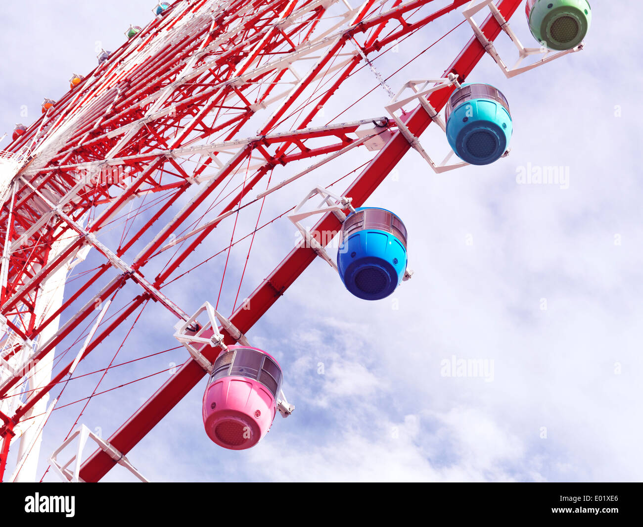 Nahaufnahme der Himmel Riesenrad Riesenrad mit bunten Gondeln in Palette Town, Odaiba, Tokio, Japan. Stockfoto