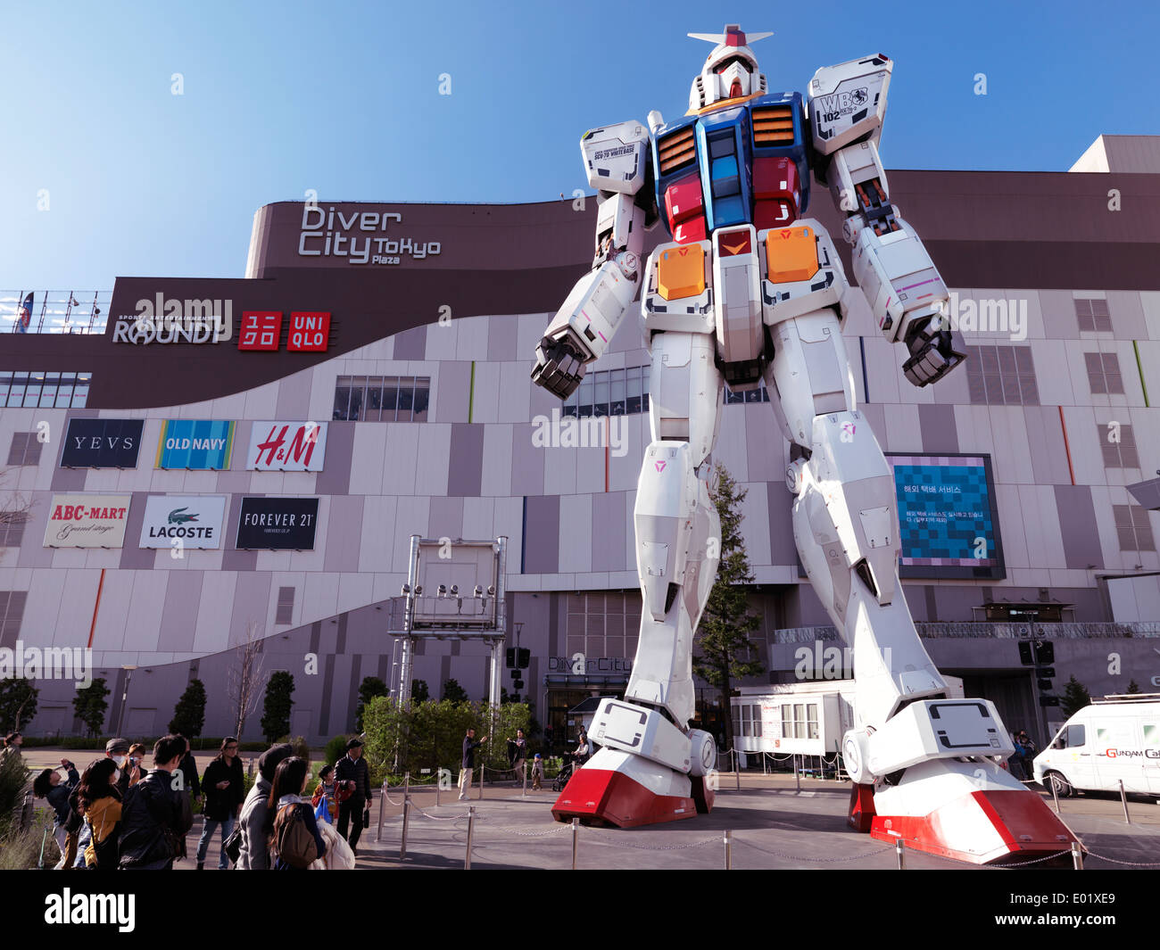 Führerschein verfügbar unter MaximImages.com - Gundam RX-78-2 lifesize Statue vor Diver City, Odaiba, Tokio, Japan Stockfoto