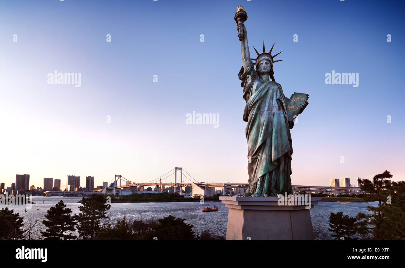 Freiheitsstatue Liberty und Regenbogen-Brücke in Odaiba, Tokio, Japan. Stockfoto