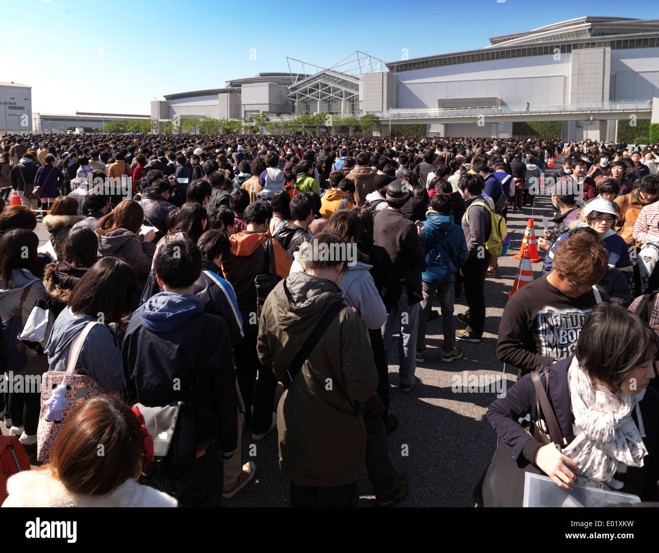 Lange Schlange von Menschen im Tokyo Big Sight Exhibition Center bei AnimeJapan Tokyo International Anime Fair. Tokio, Japan. Stockfoto