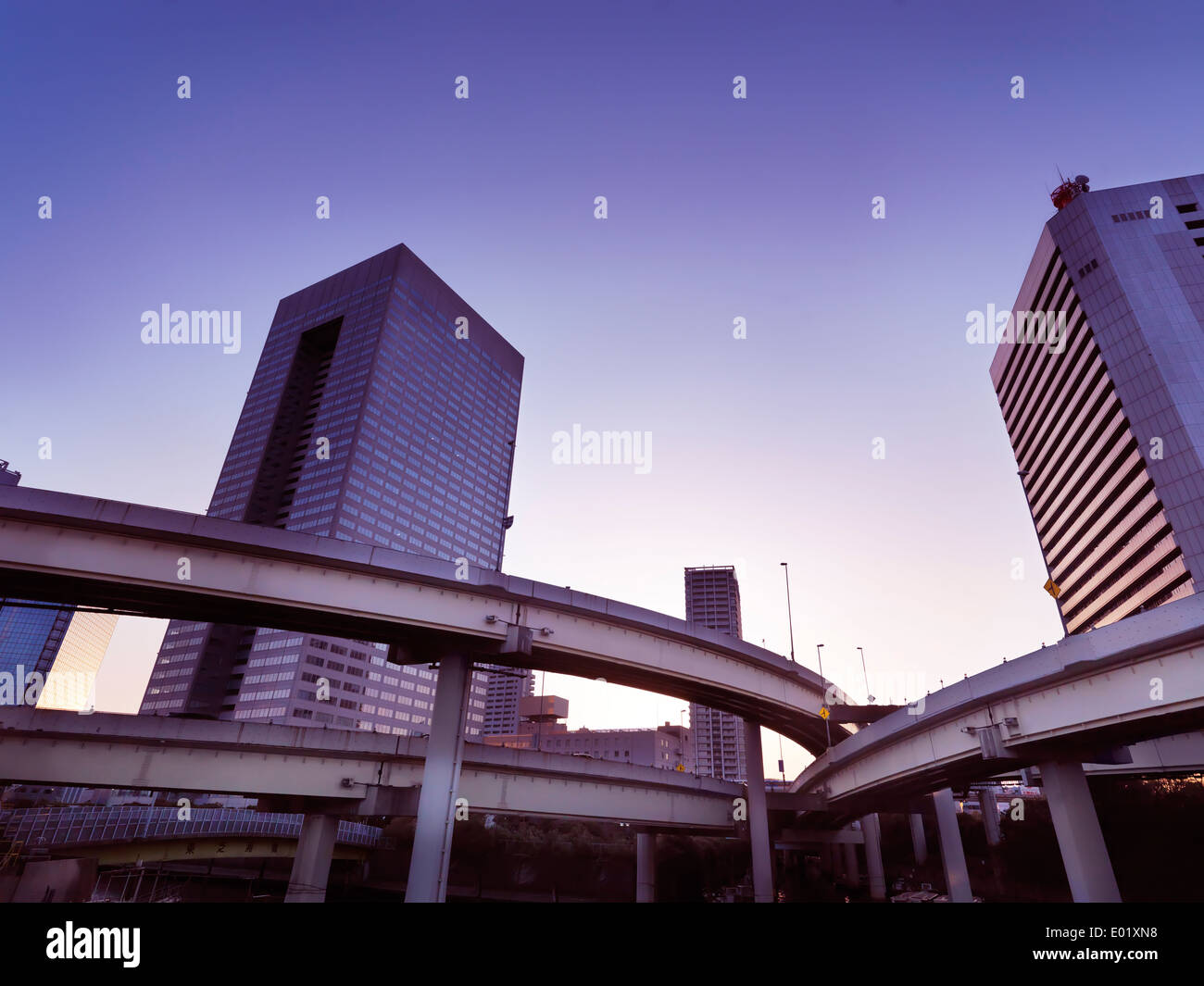 Abstrakt erhöhten Autobahnkreuz während des Sonnenuntergangs in Tokio, Japan. Stockfoto