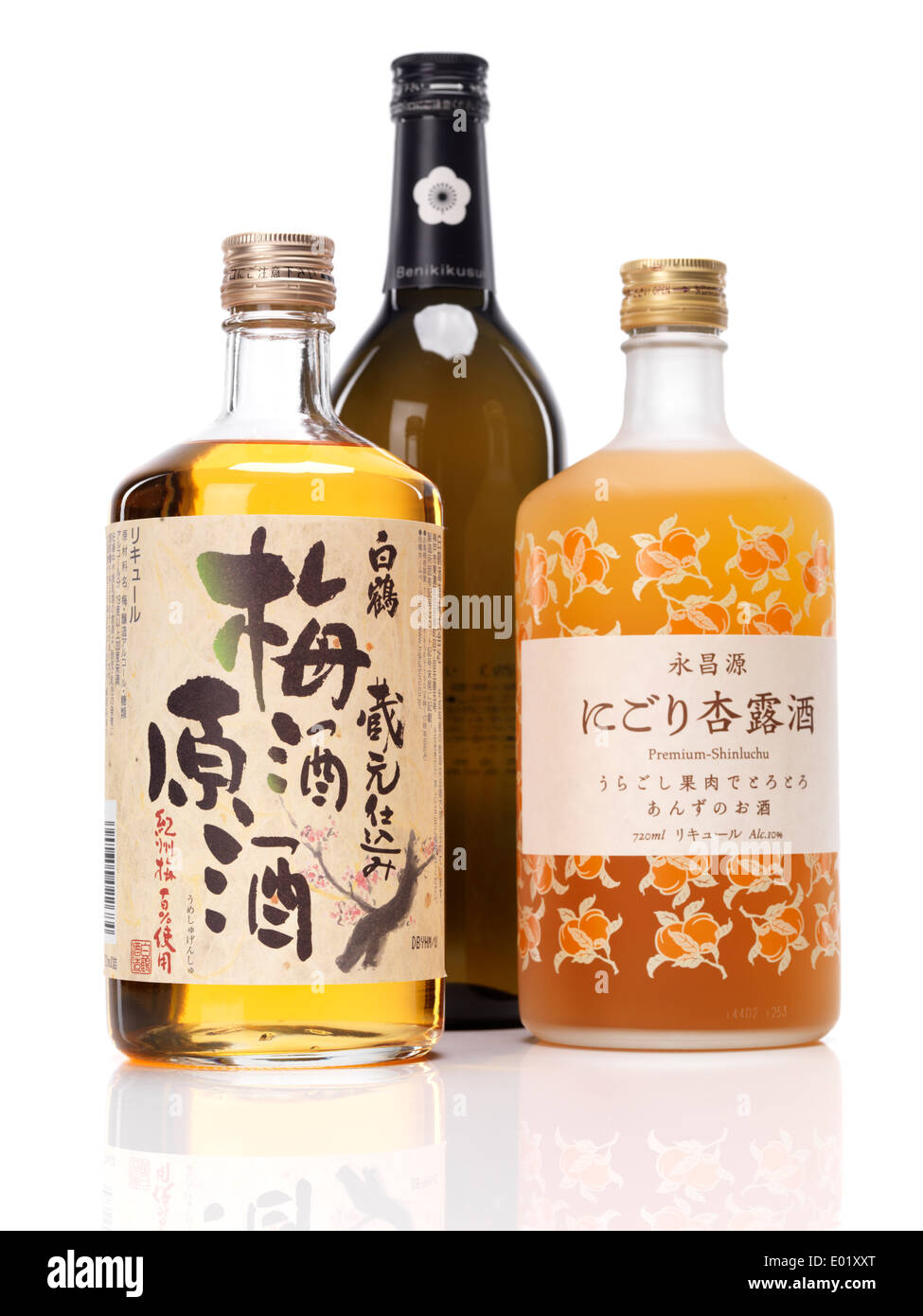 Japanischer süßer Sake Flaschen, weiße Kranich Pflaume Wein ume, Benikikusui Premium-Pflaume Sake und Premium-Shinluchu Aprikosen Schnaps Stockfoto