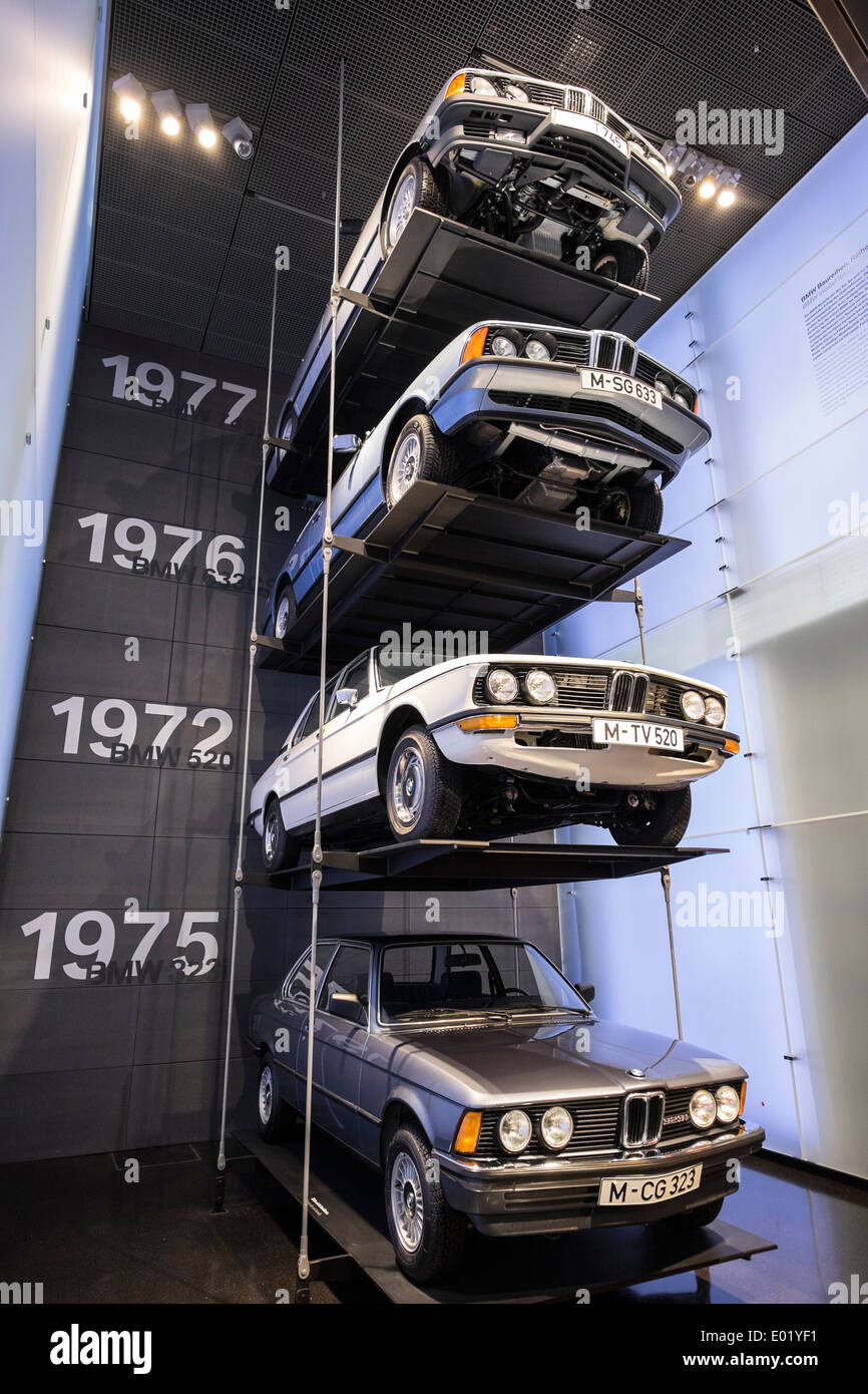 Anzeige der BMW Automobile im BMW Museum in München Stockfoto