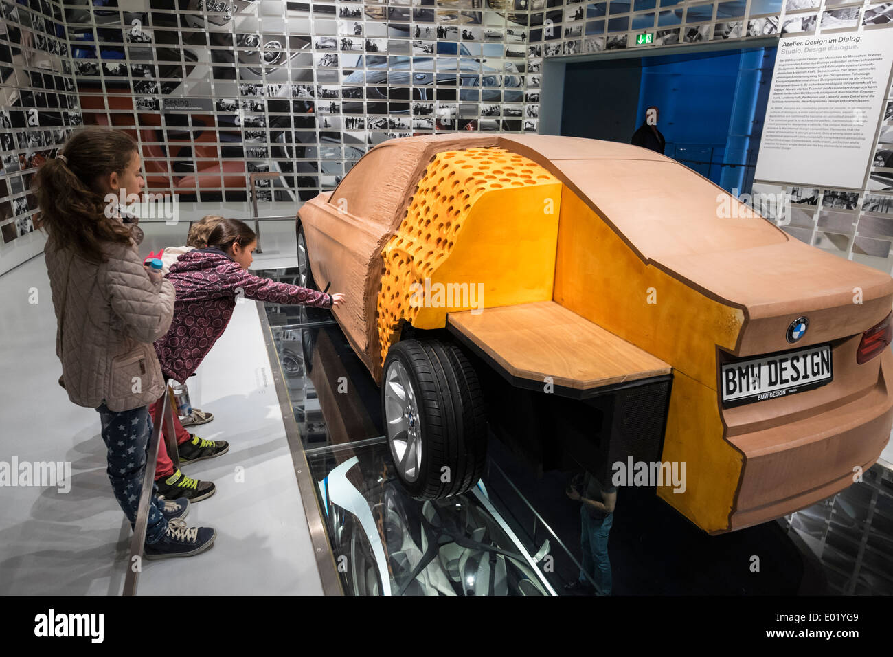 Besucher prüfen, Auto-Design-Modell im BMW Museum in München Stockfoto