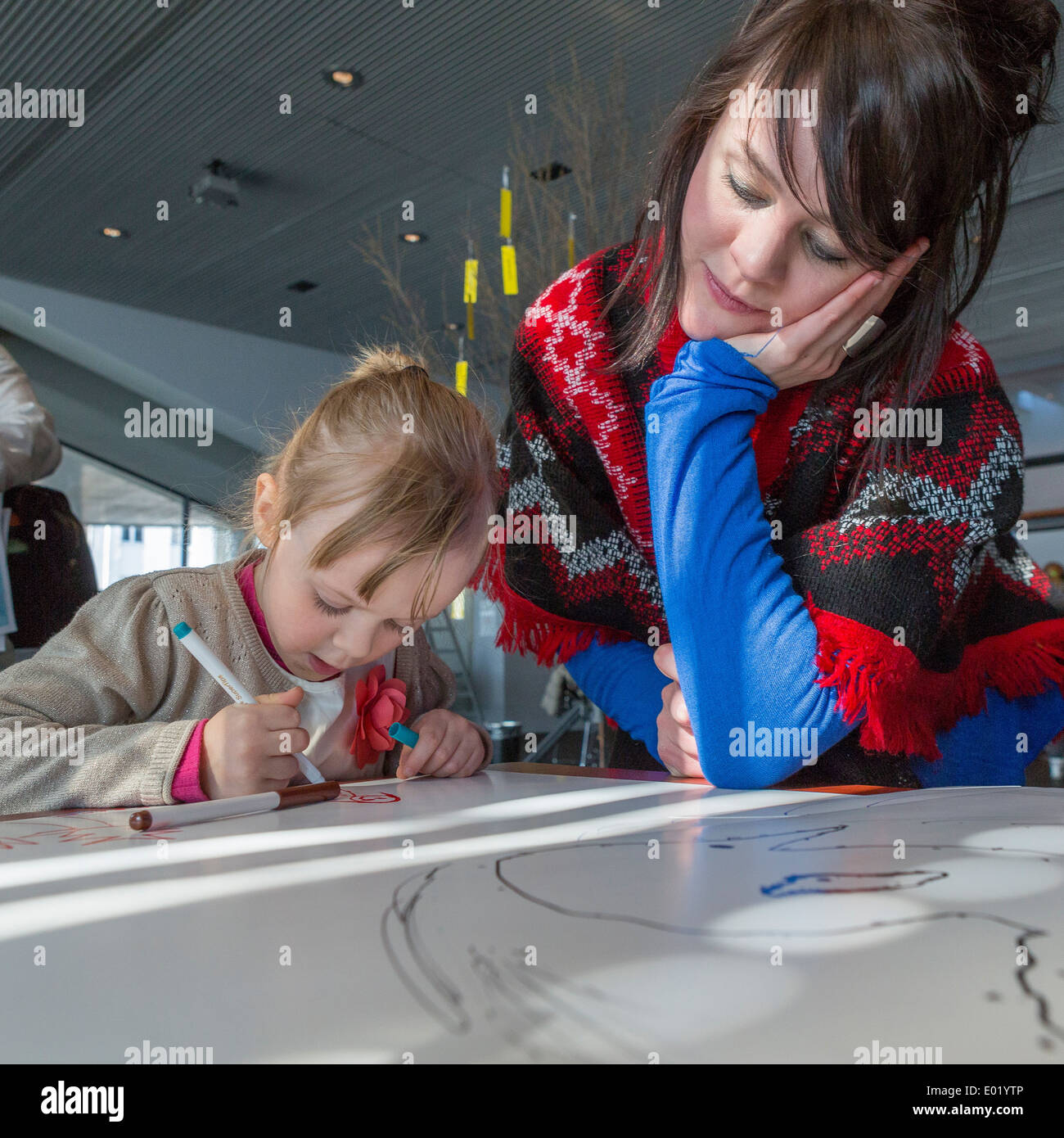 Kind, die Erstellung von Grafiken während der jährlichen Kinderfest in Reykjavik, Island Stockfoto