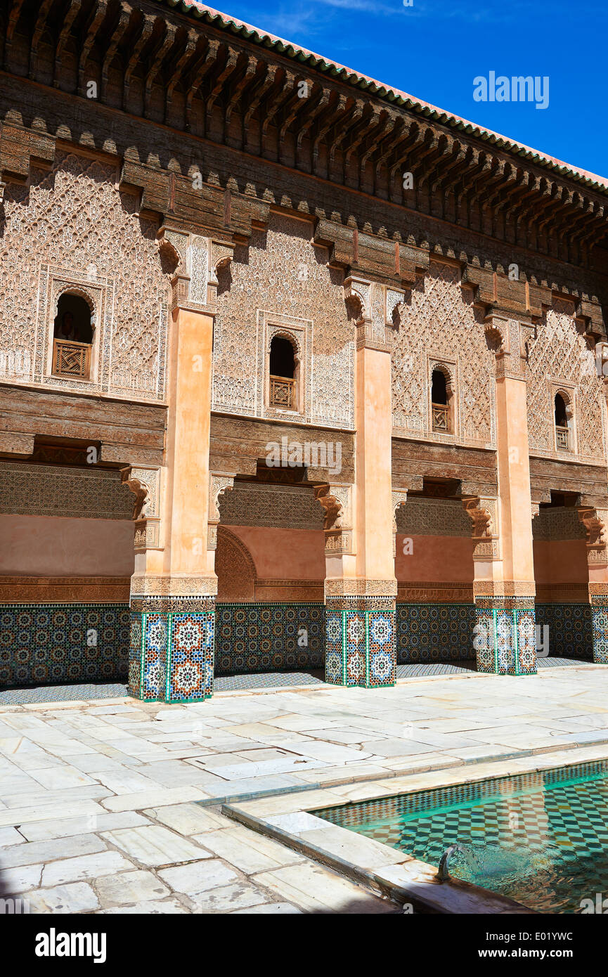 Berber Arabesken Morcabe Stuckarbeiten des 14. Jahrhunderts Ben Youssef Madersa, Marokko Stockfoto