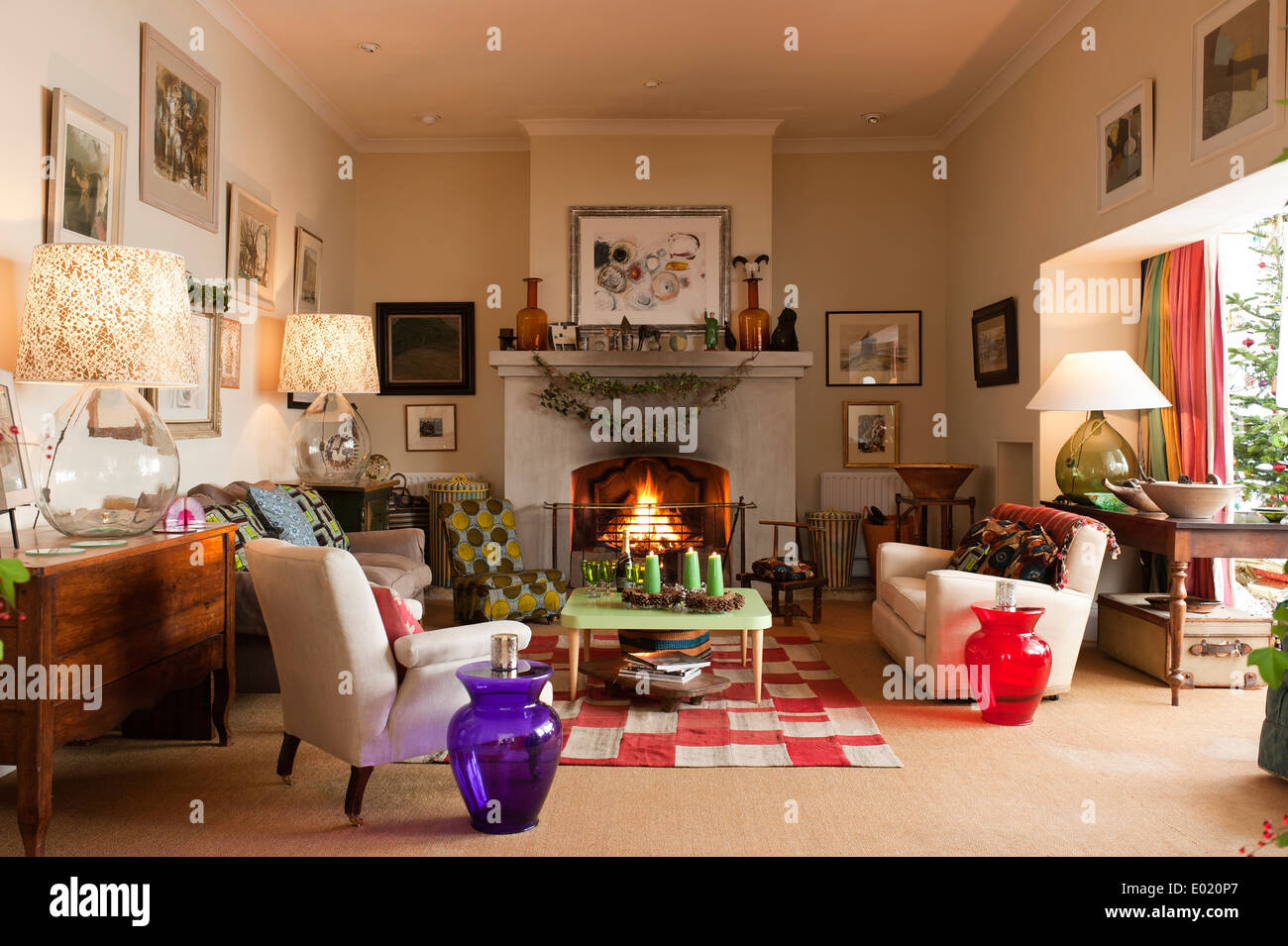 Wohnzimmer für Weihnachten dekoriert Stockfoto