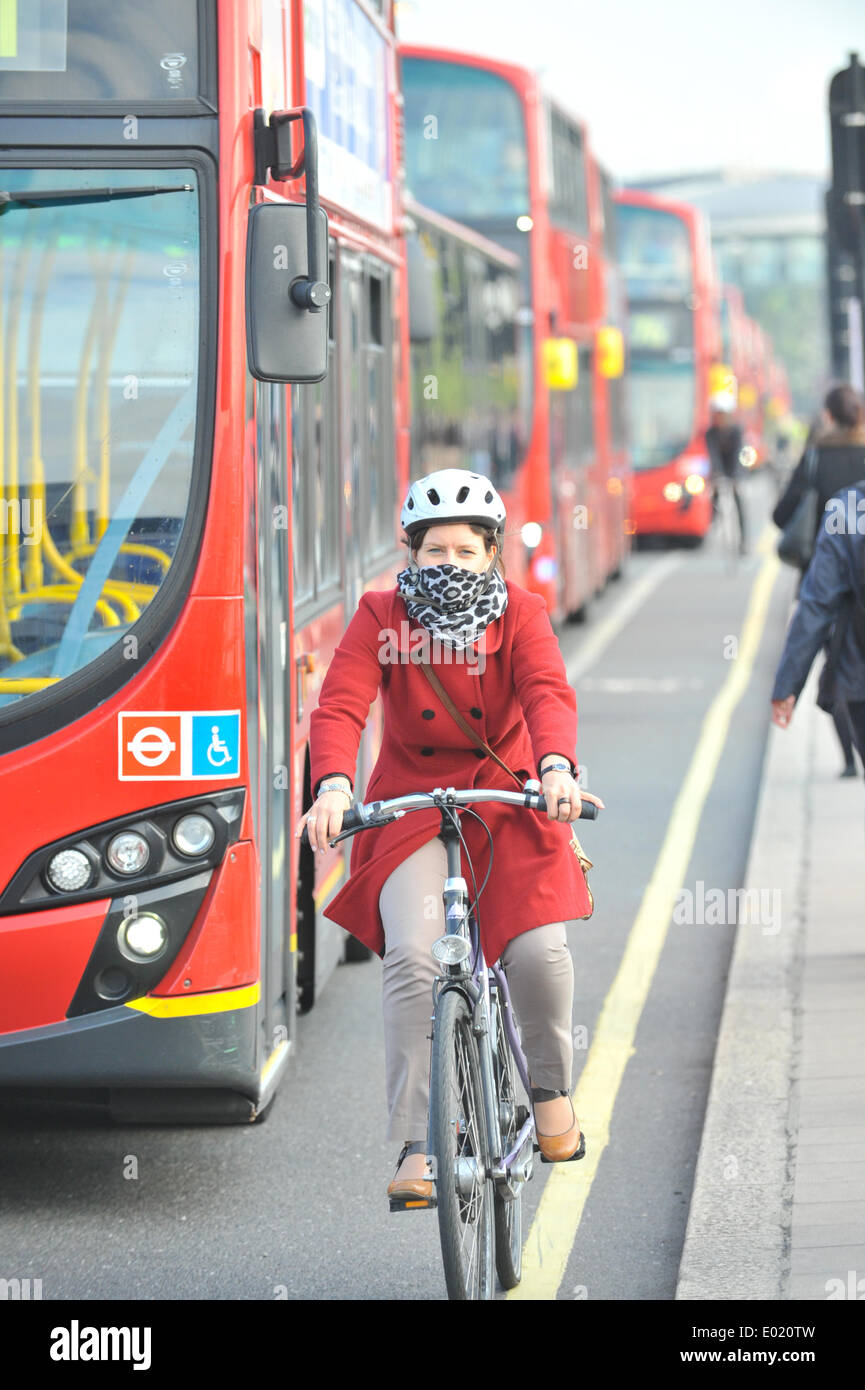 Waterloo Bridge, London, UK. 29. April 2014. Waterloo Bridge ist voller Pendler auf Rad, Fuß und mit dem Bus, die ihren Weg nach Hause. Bildnachweis: Matthew Chattle/Alamy Live-Nachrichten Stockfoto