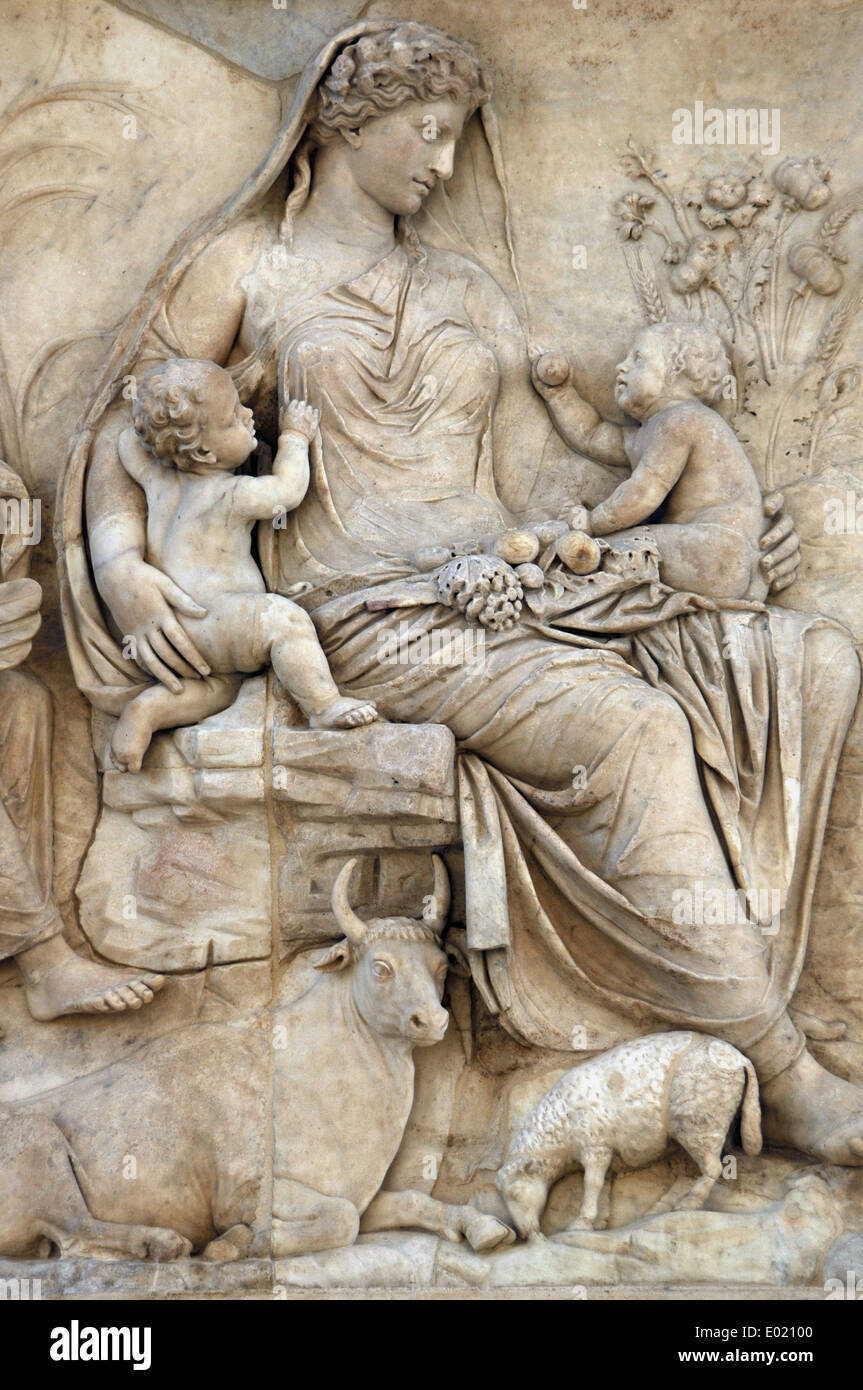 Römische Kunst. Italien. Ara Pacis Augustae. Tellus-Panel. Relief Darstellung Tellus Krankenpflege Romulus und Remus. 13 v. Chr. datiert. Stockfoto