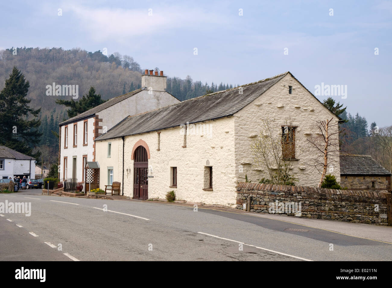 Altes Haus mit traditionellen Scheune in Lakeland Dorf im Lake District National Park. Pooley Bridge Cumbria England UK Stockfoto