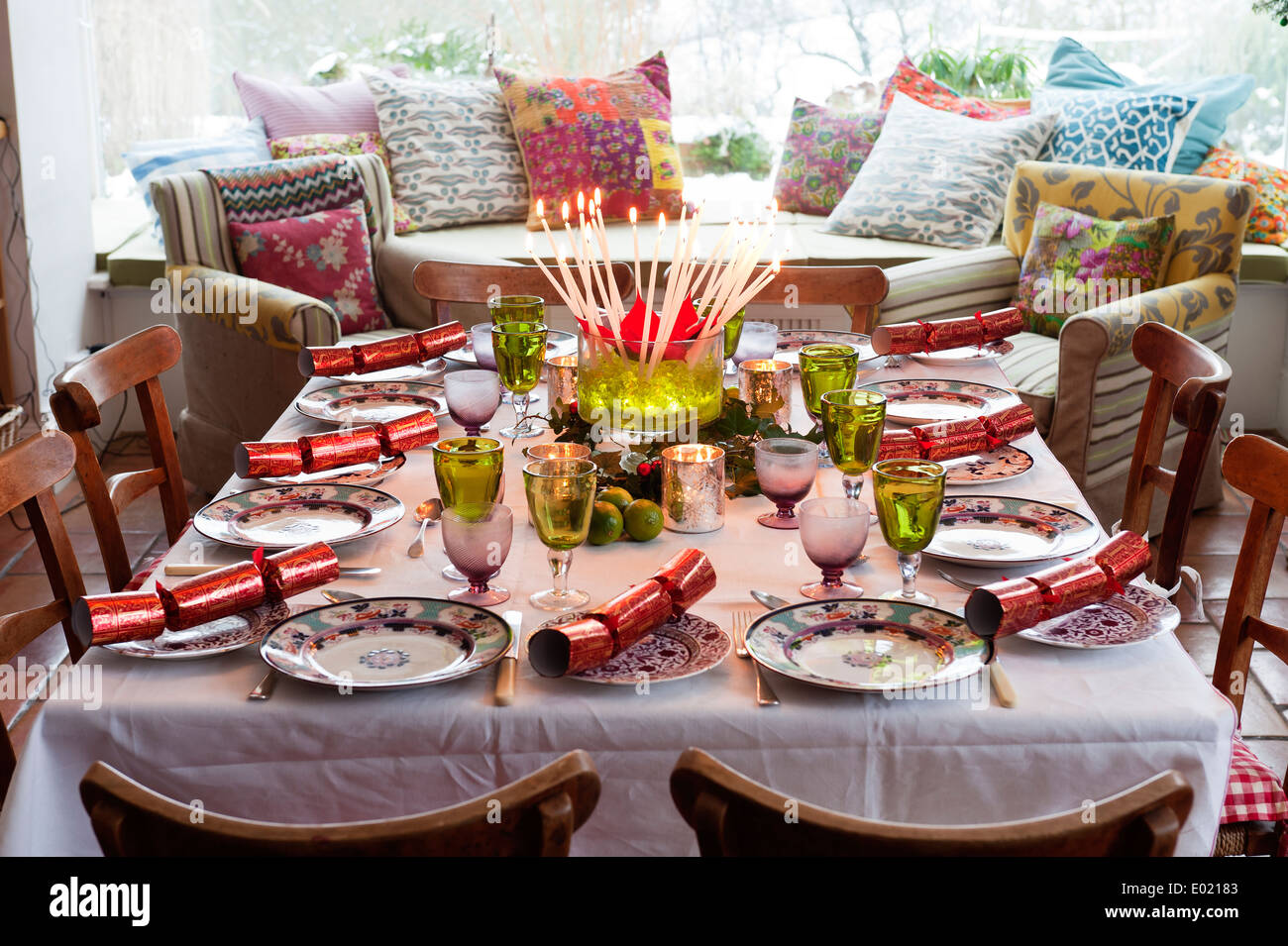 Tabelle mit Cracker für Weihnachten dekoriert. Stockfoto