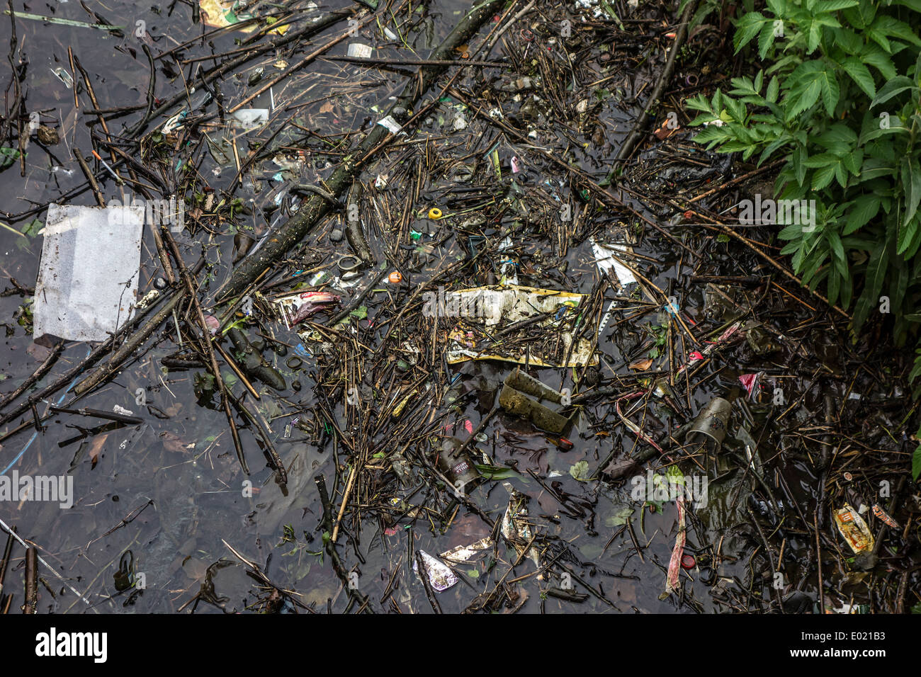 Kunststoff-Müll und andere nicht-abbaubaren Abfälle im Wasser des Kanals Stockfoto