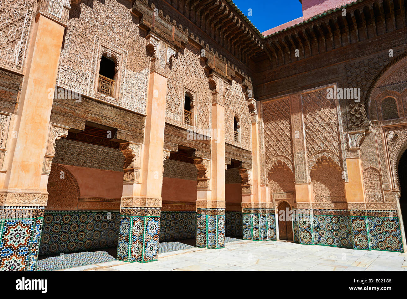 Berber Arabesken Morcabe Stuckarbeiten des 14. Jahrhunderts Ben Youssef Madersa, Marokko Stockfoto