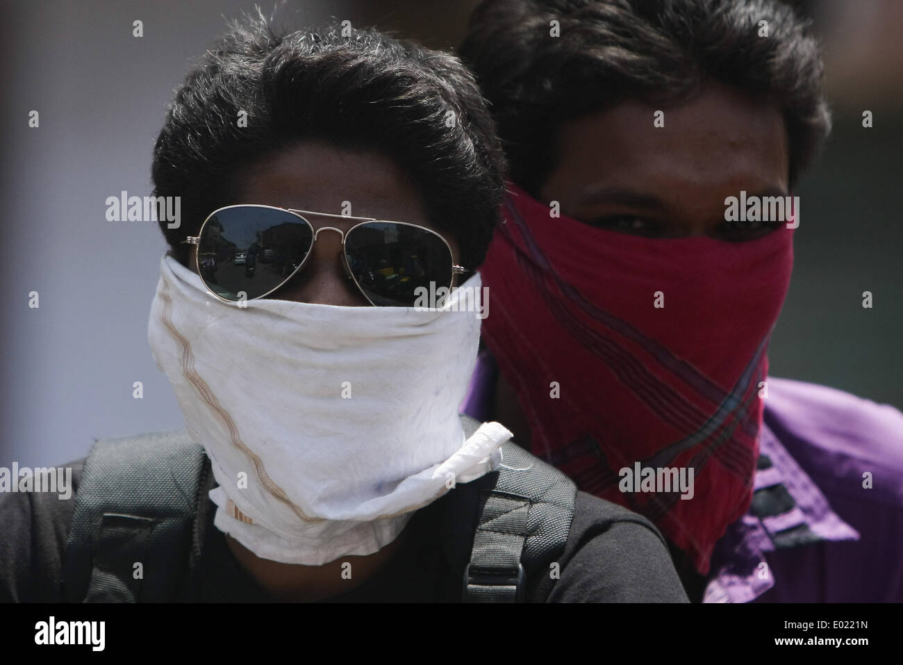 (140429)--AHMEDABAD, 29. April 2014 (Xinhua)--Menschen tragen Schal und Sonnenbrille für Wärme sind in Ahmedabad, Hauptstadt von Gujarat, Indien, 29. April 2014 zu sehen. Eine Hitzewelle hit Indiens Gujrat vor kurzem als die höchste Tagestemperatur in Ahmadabad 44 Grad Celsius überschritten hat. (Xinhua/Zheng Huansong) Stockfoto