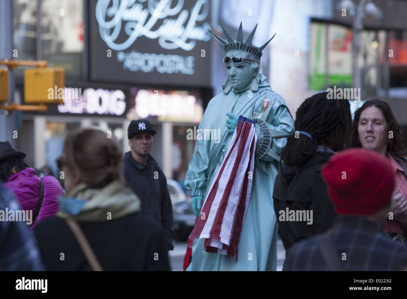 Freiheitsstatue versucht, ein paar Dollar posiert mit Touristen auf dem Times Square. Stockfoto