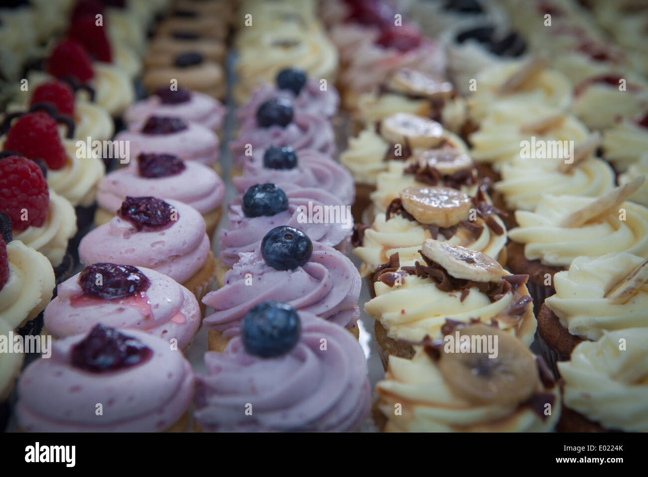 Reihen von cremigen hausgemachte Muffins zum Verkauf Stockfoto