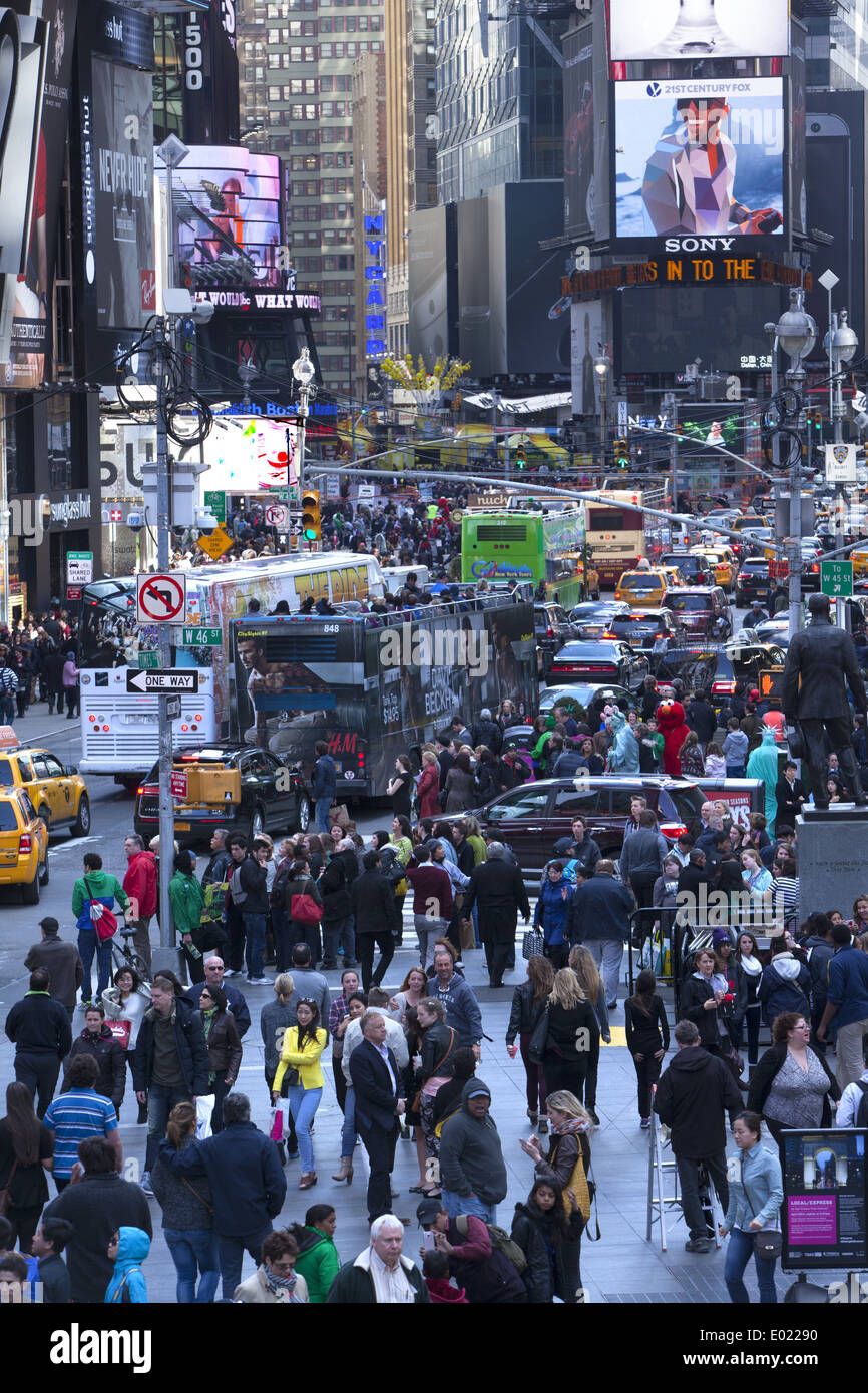 Blick nach Süden entlang der 7th Avenue und Broadway in den ewig gestaute, Times Square, Manhattan, NYC Stockfoto