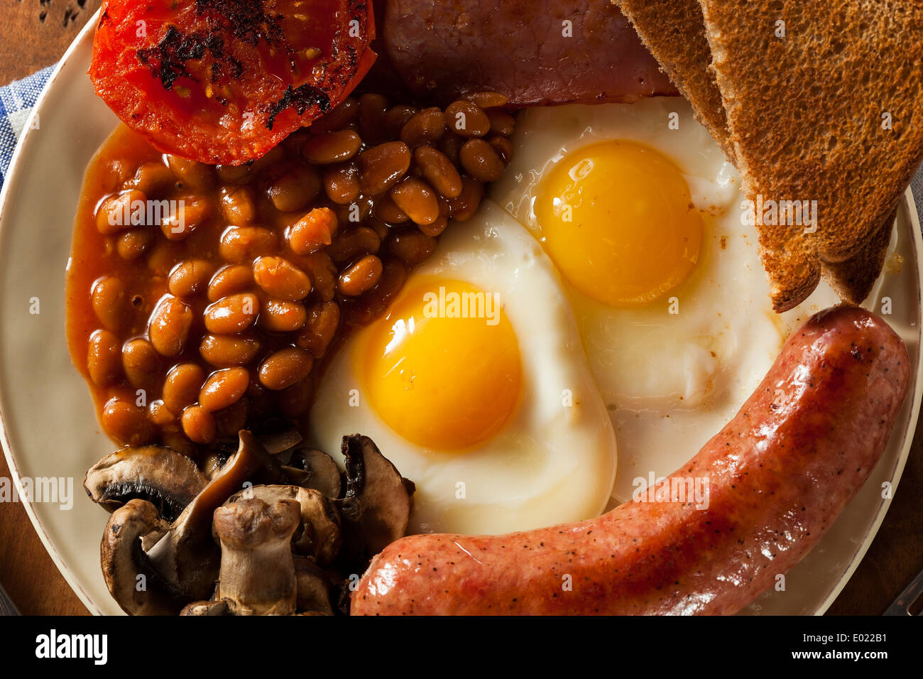 Traditionelle komplettes englisches Frühstück mit Eiern, Speck, Würstchen und gebackenen Bohnen Stockfoto