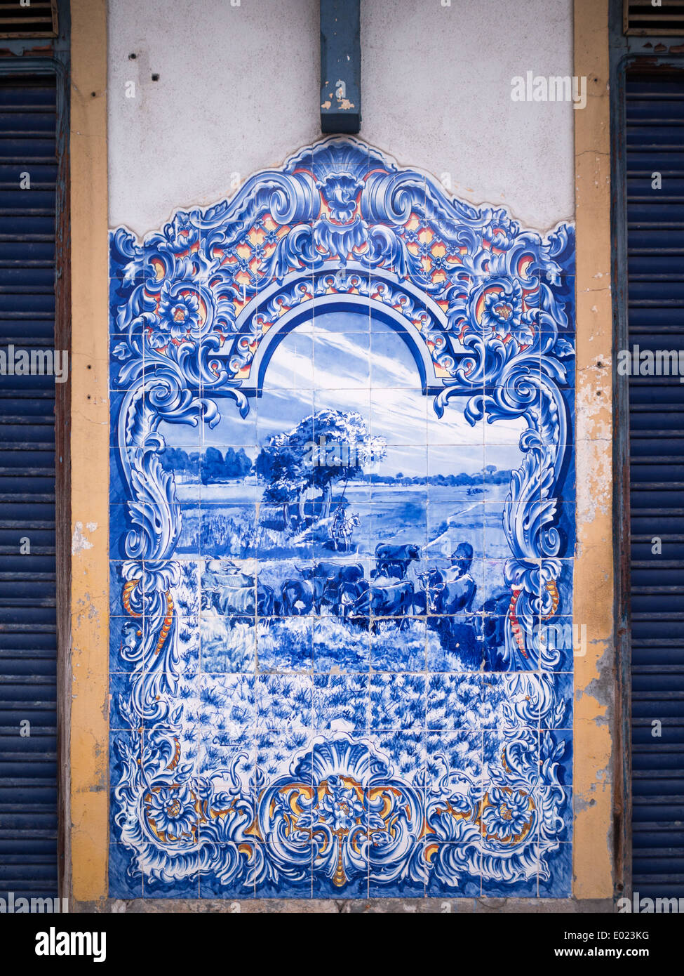 Blau-weißen Fliesen, die Szenen des ländlichen Lebens, an den Wänden von Santarem Markt Stockfoto