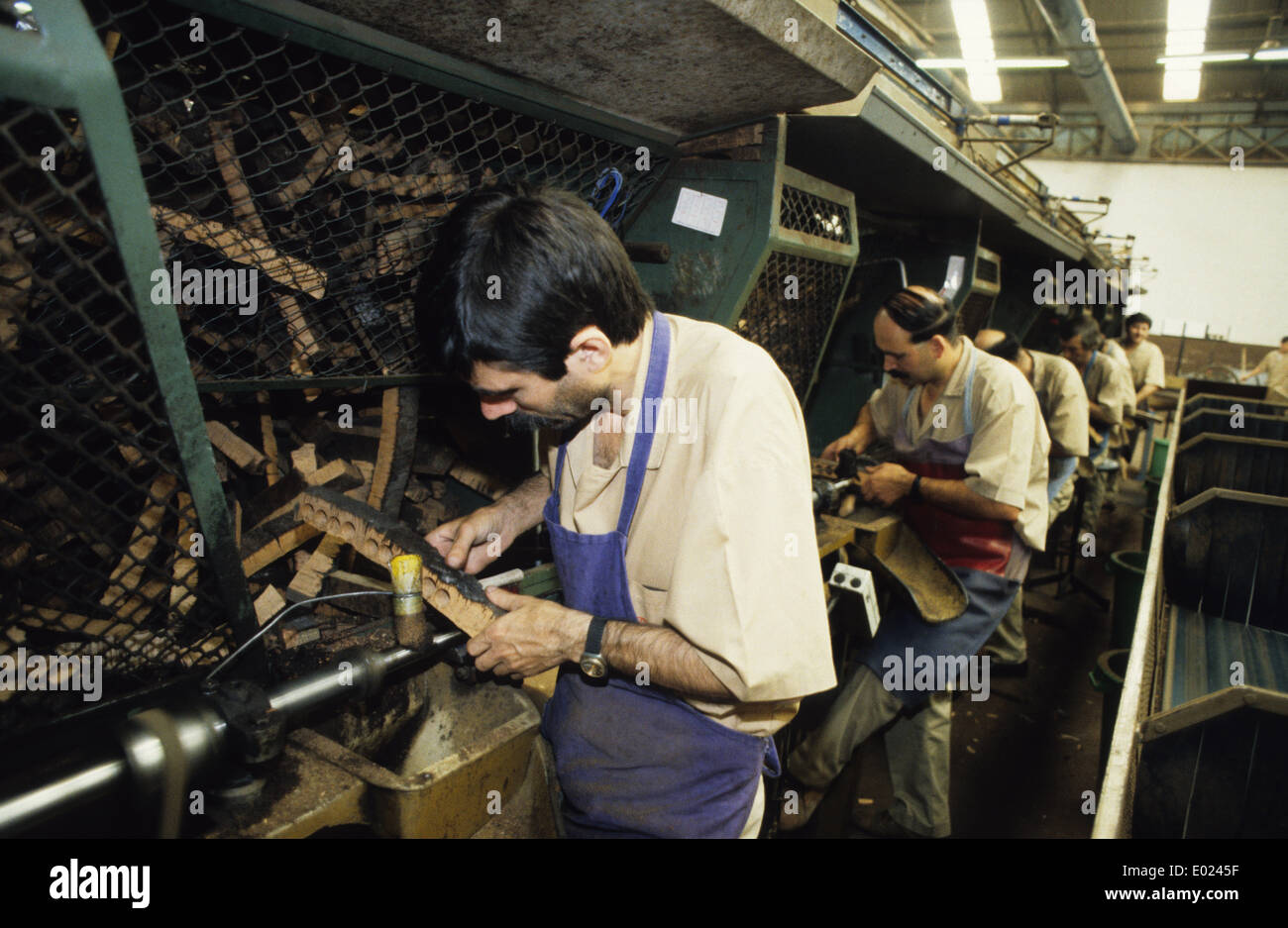 Portugal-Porto, Stoppern Verarbeitung von Korken für Weinflaschen aus Rinde der Korkeiche bei Amorim Revestimentos company Stockfoto