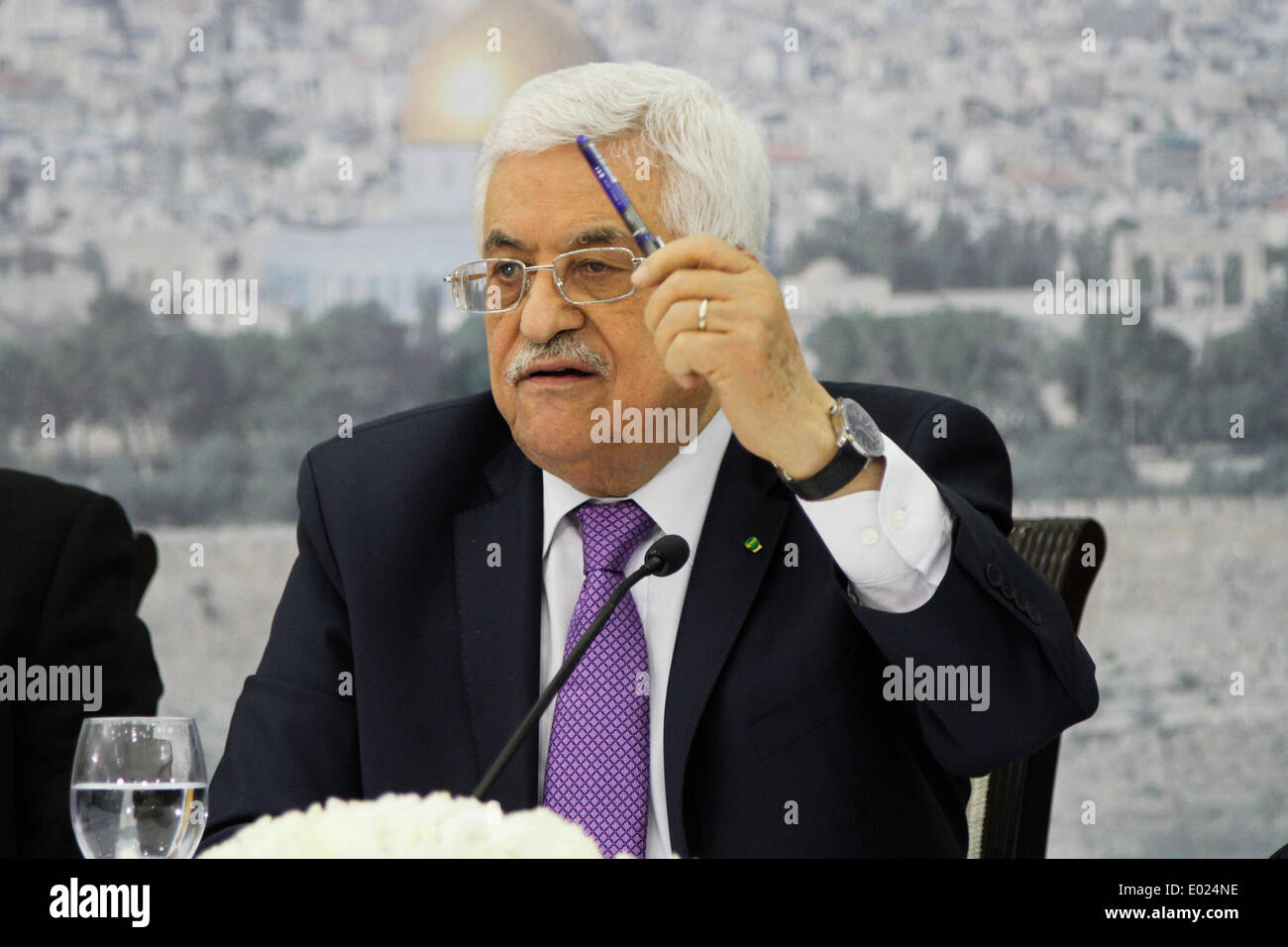 Ramallah, Palästinensische Gebiete. 30. April 2014. Der palästinensische Präsident Mahmoud Abbas besucht ein Treffen der palästinensischen Unternehmer aus Ost-Jerusalem zur Einrichtung eines nationalen Fonds zur Unterstützung der palästinensischen Bewohner von Ost-Jerusalem, in seinem Büro in der Westbank Ramallah, 29. April 2014. Israel suspendiert die Gesprächen letzten Wochen nach dem palästinensischen Präsidenten Mahmoud Abbas Fatah-Partei ein Einheit mit der islamistischen Gruppe Hamas unterzeichnet, abzielen, Jahre der Teilung zu beenden. Shadi Hatem/NurPhoto/ZUMAPRESS.com/Alamy © Live-Nachrichten Stockfoto