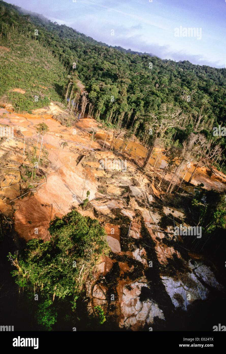 Bundesstaat Roraima, Brasilien. Hoch auf einer illegalen Garimpeiro Goldmine schwenken; das Wasser ist verschmutzt mit Quecksilber verwendet, um das Gold aus dem Erz zu extrahieren. Stockfoto