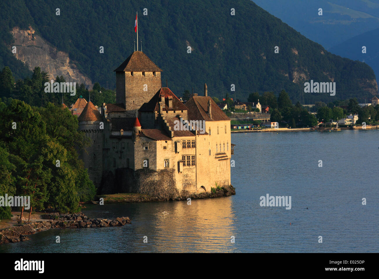 Foto von Schloss Chillon am Ufer des Genfersees, Veytaux, Schweiz Stockfoto