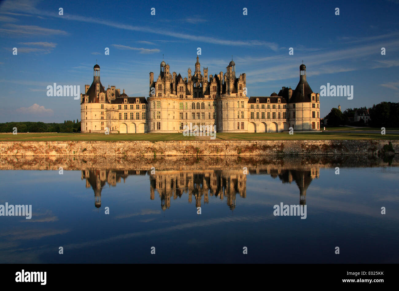 Foto von der Nordseite des Chateau de Chambord, in Abend und Nacht beleuchtung, chambord widerspiegelt, Loire Tal, Frankreich Stockfoto