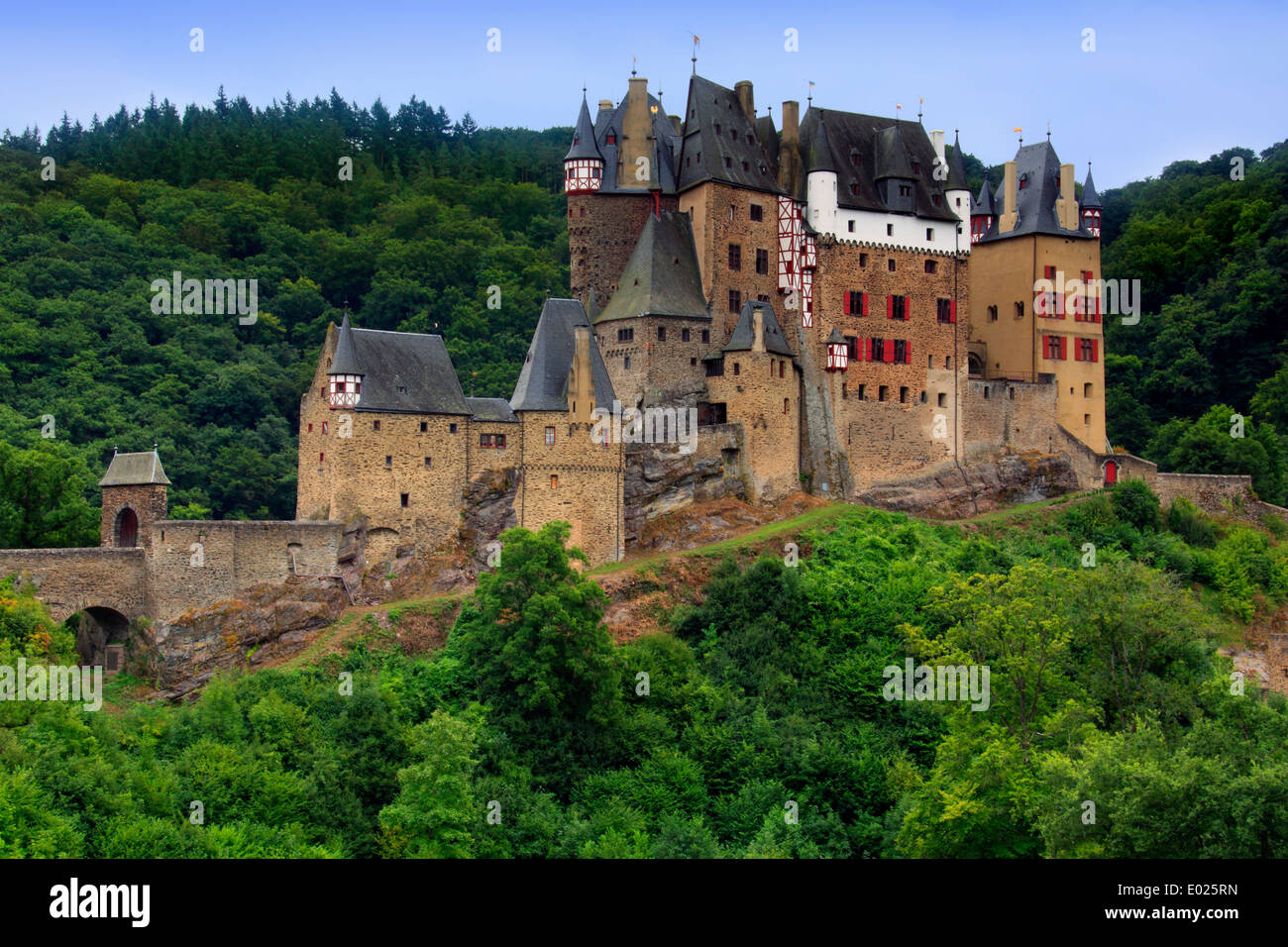 Burg Eltz Burg, gelegen zwischen Koblenz und Trier, Deutschland, befindet sich auf einem Felsen mitten im Tal der Mosel R Stockfoto