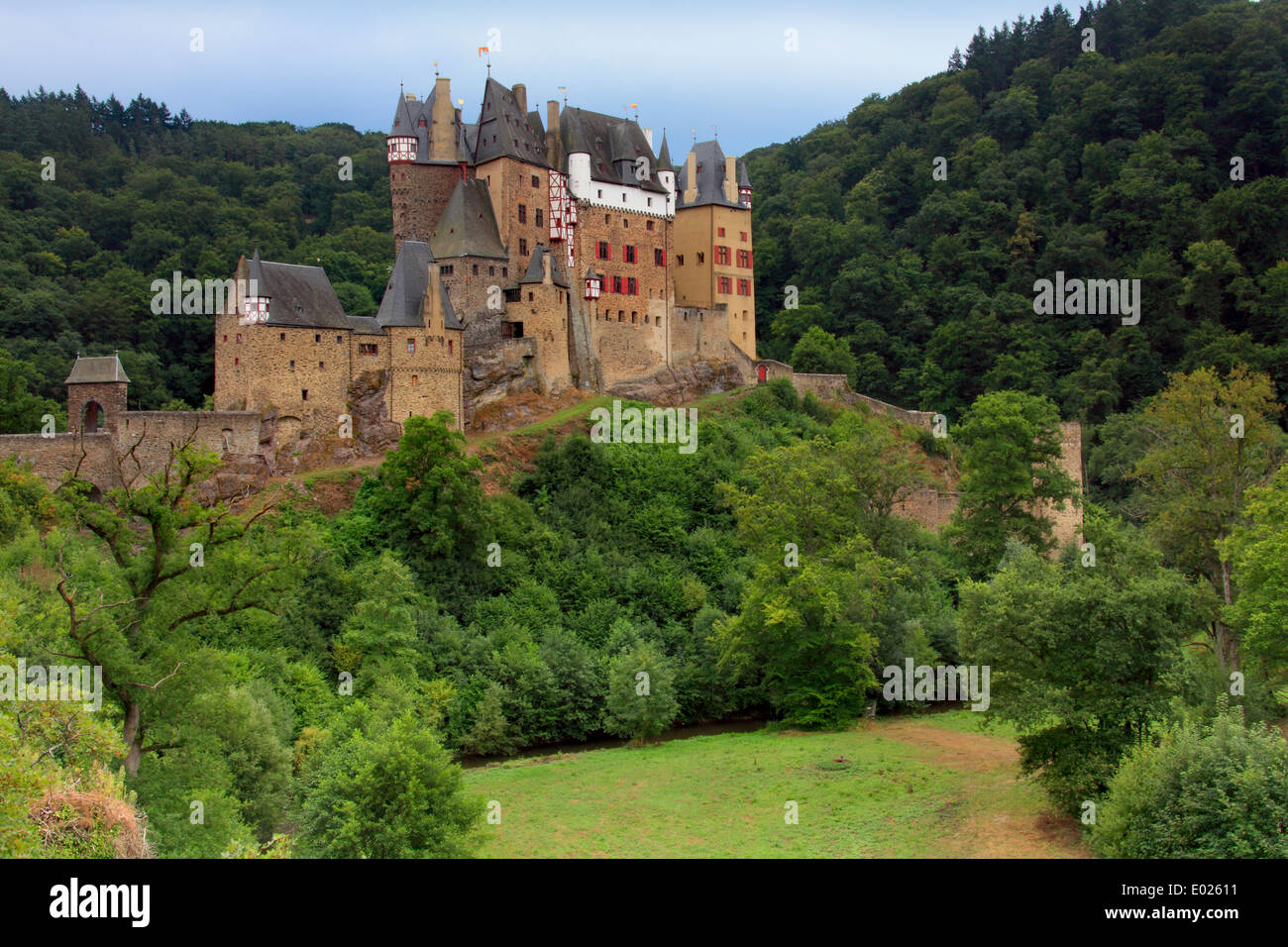 Burg Eltz Burg, gelegen zwischen Koblenz und Trier, Deutschland, befindet sich auf einem Felsen mitten im Tal der Mosel R Stockfoto