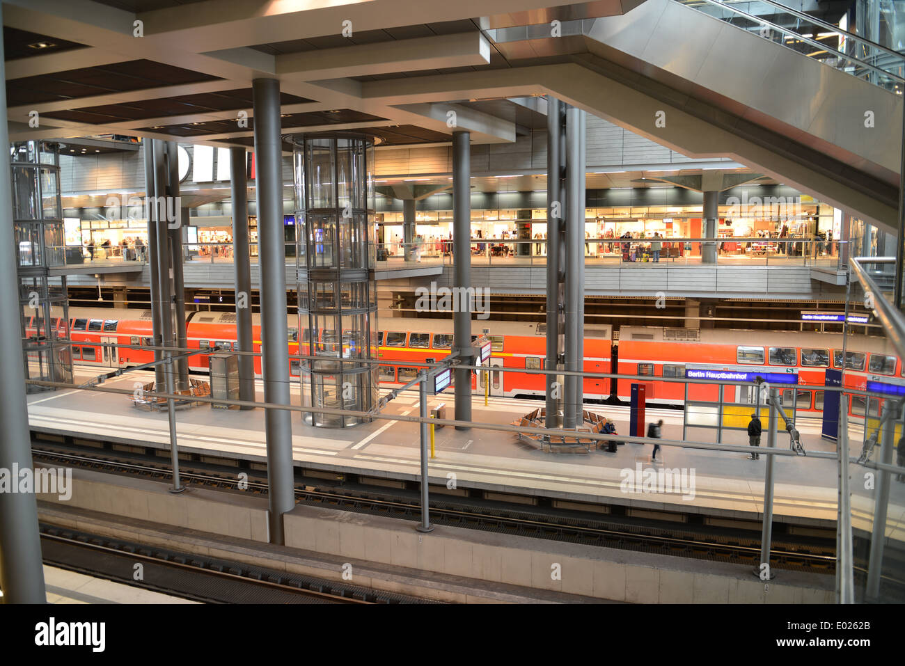 Im Inneren des Berliner Hauptbahnhofs (Haupt- oder Central Station) Deutschland. Stockfoto