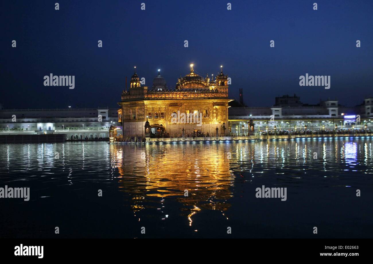 Amritsar. 29. April 2014. Die Reflexion des goldenen Tempels ist sichtbar auf dem heiligen Wasser in Amritsar Stadt von Indien nördlichen Bundesstaat Punjab, am 29. April 2014. Der Tempel ist der wichtigste Ort der Anbetung für Sikh-Gemeinde und hat große Bedeutung. Bildnachweis: Javed Dar/Xinhua/Alamy Live-Nachrichten Stockfoto