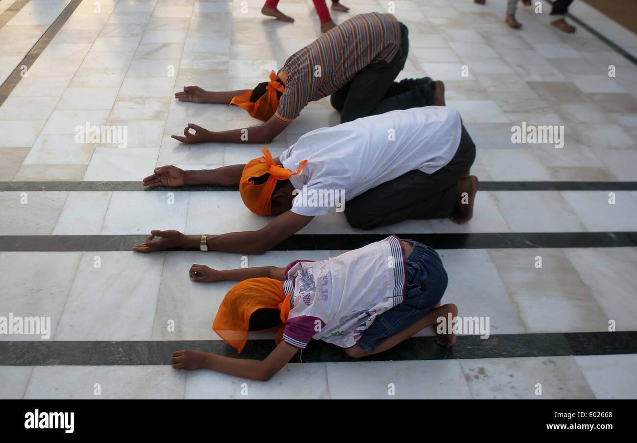 Amritsar. 29. April 2014. Junge Menschen niederwerfen vor goldenen Tempel in Amritsar Stadt von Indien nördlichen Bundesstaat Punjab, am 29. April 2014. Der Tempel ist der wichtigste Ort der Anbetung für Sikh-Gemeinde und hat große Bedeutung. Bildnachweis: Javed Dar/Xinhua/Alamy Live-Nachrichten Stockfoto