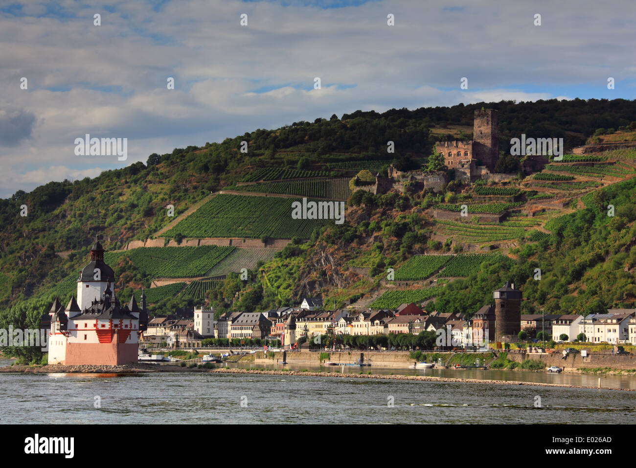 Pfalzgrafenstein, eine Maut Burg auf dem falkenau Insel im Rhein bei Kaub, Deutschland. gutenfells Schloss im Hintergrund gesehen werden kann. Stockfoto