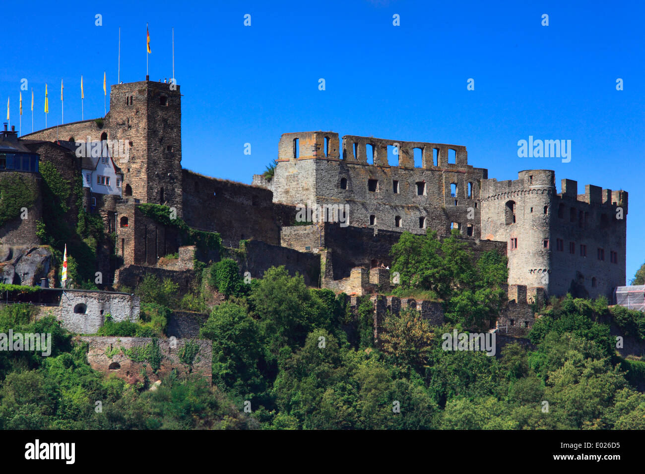 Foto der Burg Rheinfels oberhalb der Stadt Goar mit Blick auf den Rhein, Deutschland Stockfoto