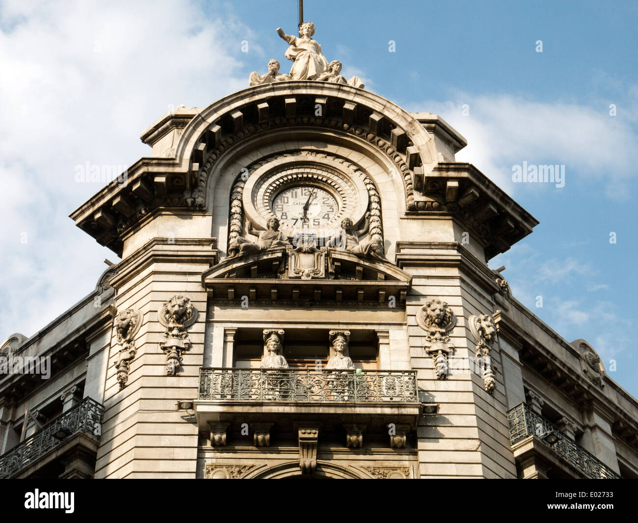 Alte Gebäude und seine Uhr in der Innenstadt von Mexiko-Stadt Stockfoto