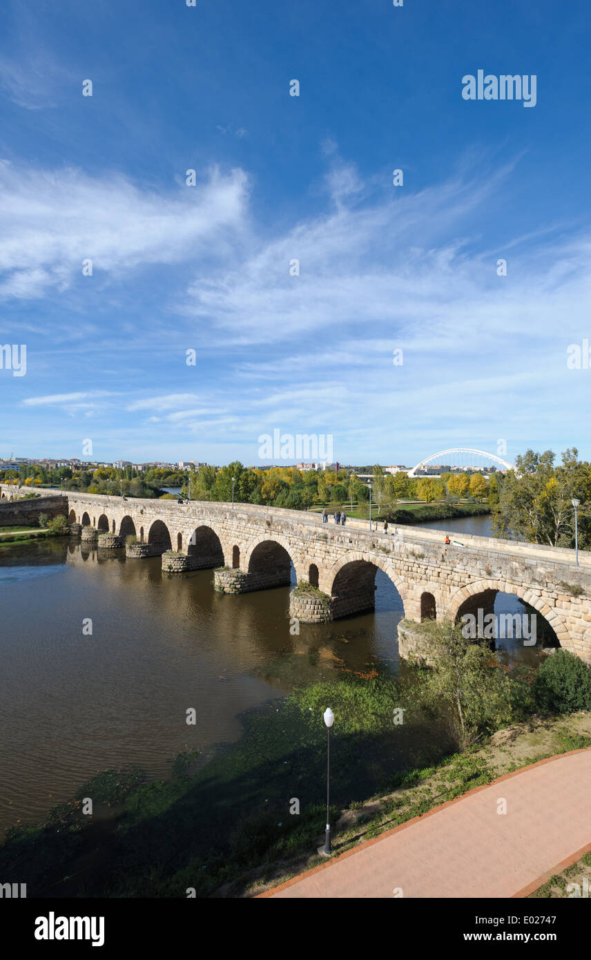 Puente Romano oder Römerbrücke in Mérida, Badajoz, Extremadura, Spanien, Europa Stockfoto