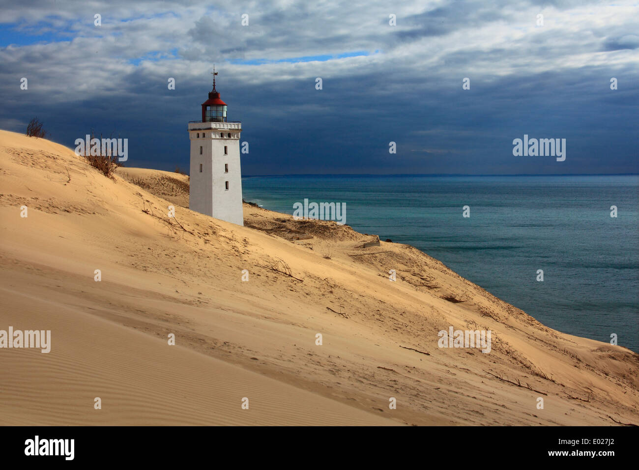 Foto von Rubjerg Knude Leuchtturm an der Küste der Nordsee mit Sturm Himmel Stockfoto