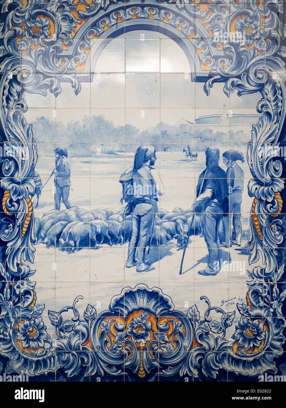 Blau-weißen Fliesen, die Szenen des ländlichen Lebens, an den Wänden von Santarem Markt Stockfoto