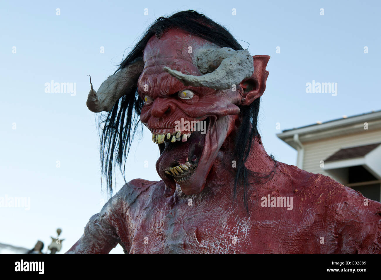 Gehörnter Dämon vor einem Gebäude Stockfoto