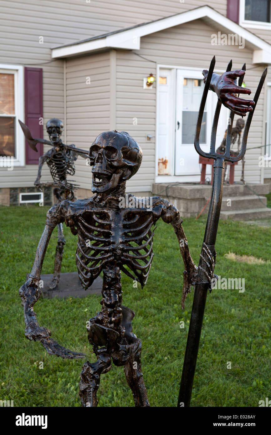 Skelette mit Mistgabeln ein Haus bewachen. Stockfoto