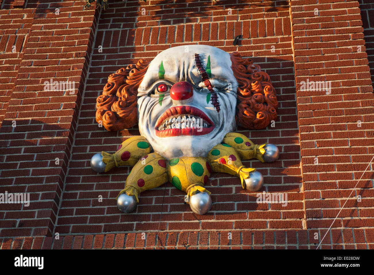 Böser Clown-Kopf an der Wand. Stockfoto