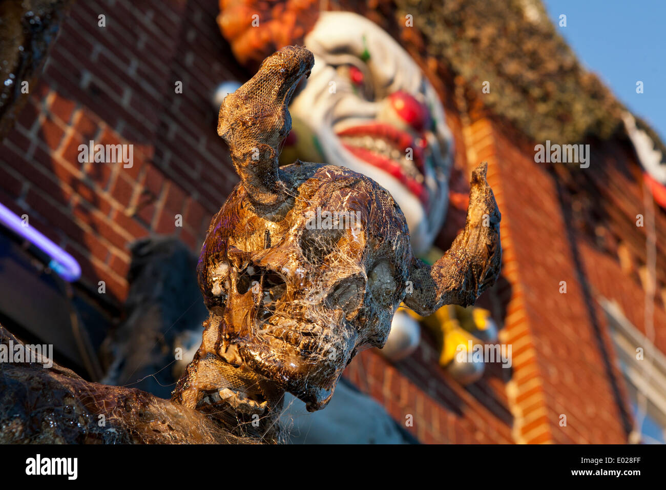 Dämon vor einem Geschäft mit einem bösen Clown oben. Stockfoto