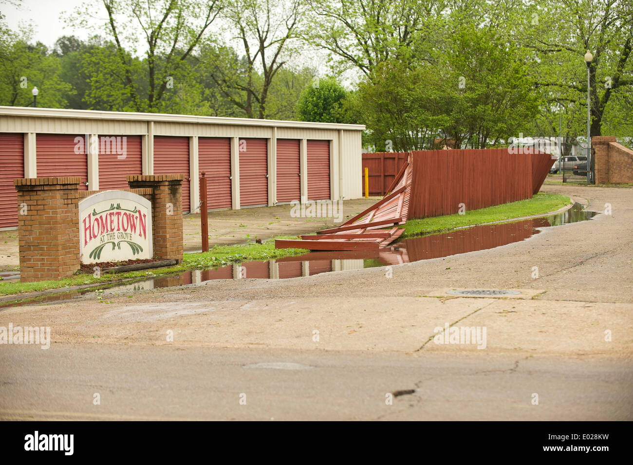Columbus, Mississippi, Vereinigte Staaten. 29. April 2014. Der Zaun am Eingang in die Heimatstadt in The Grove Mobilheimpark erlitten einige Damge aus der Tornado. Bildnachweis: Tim Thompson/Alamy Live-Nachrichten Stockfoto