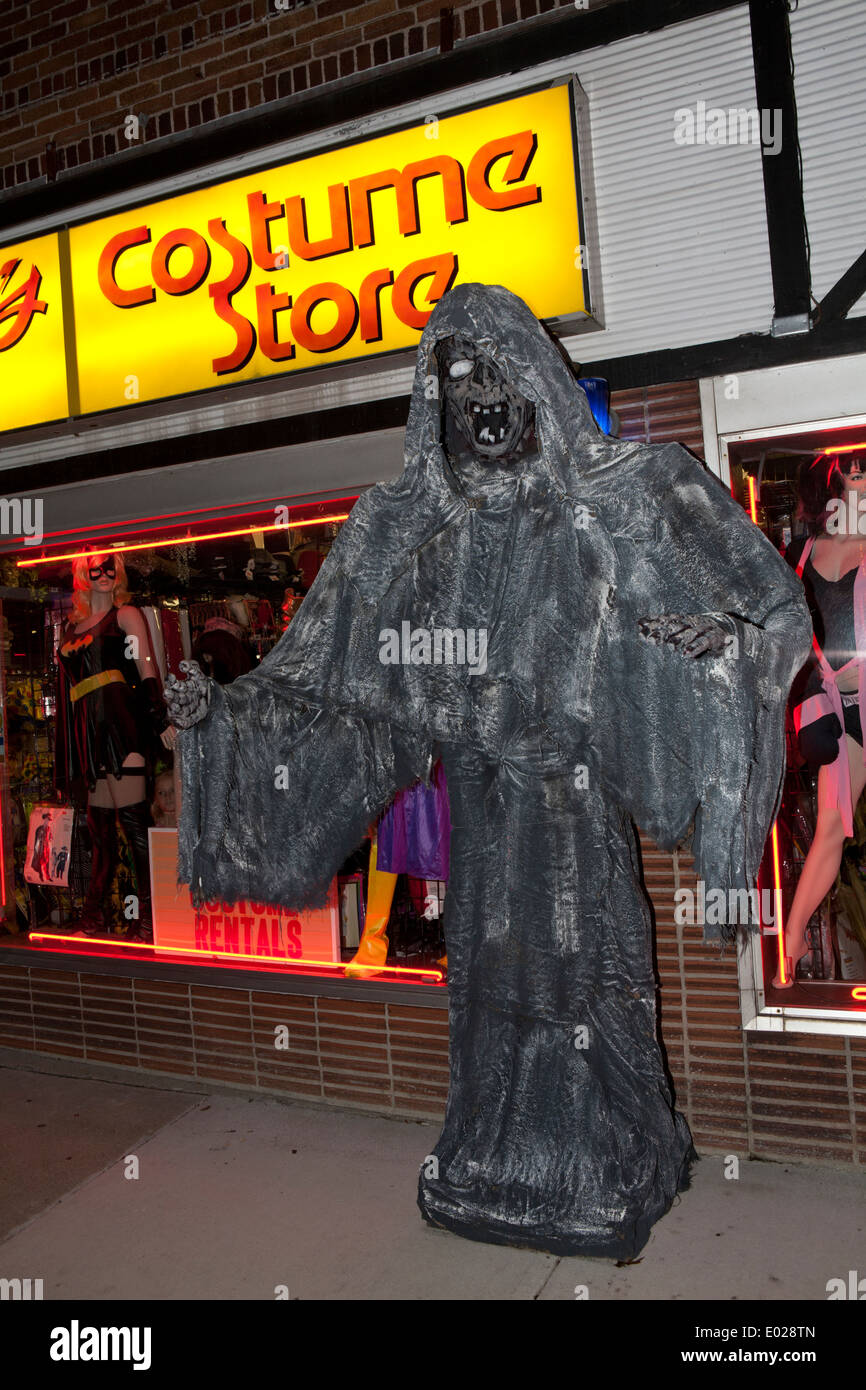 Mumie vor einem Kostümfundus Stockfoto