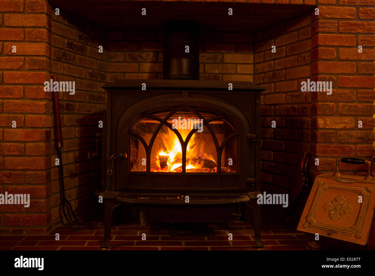 Feuer in einem Holzofen in einer Lodge Cabin. Stockfoto