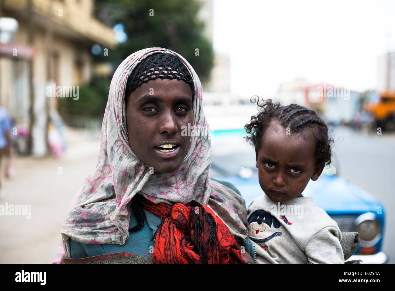 Eine äthiopische Bettler mit ihrem Kind in den Straßen von Addis Abeba. Stockfoto