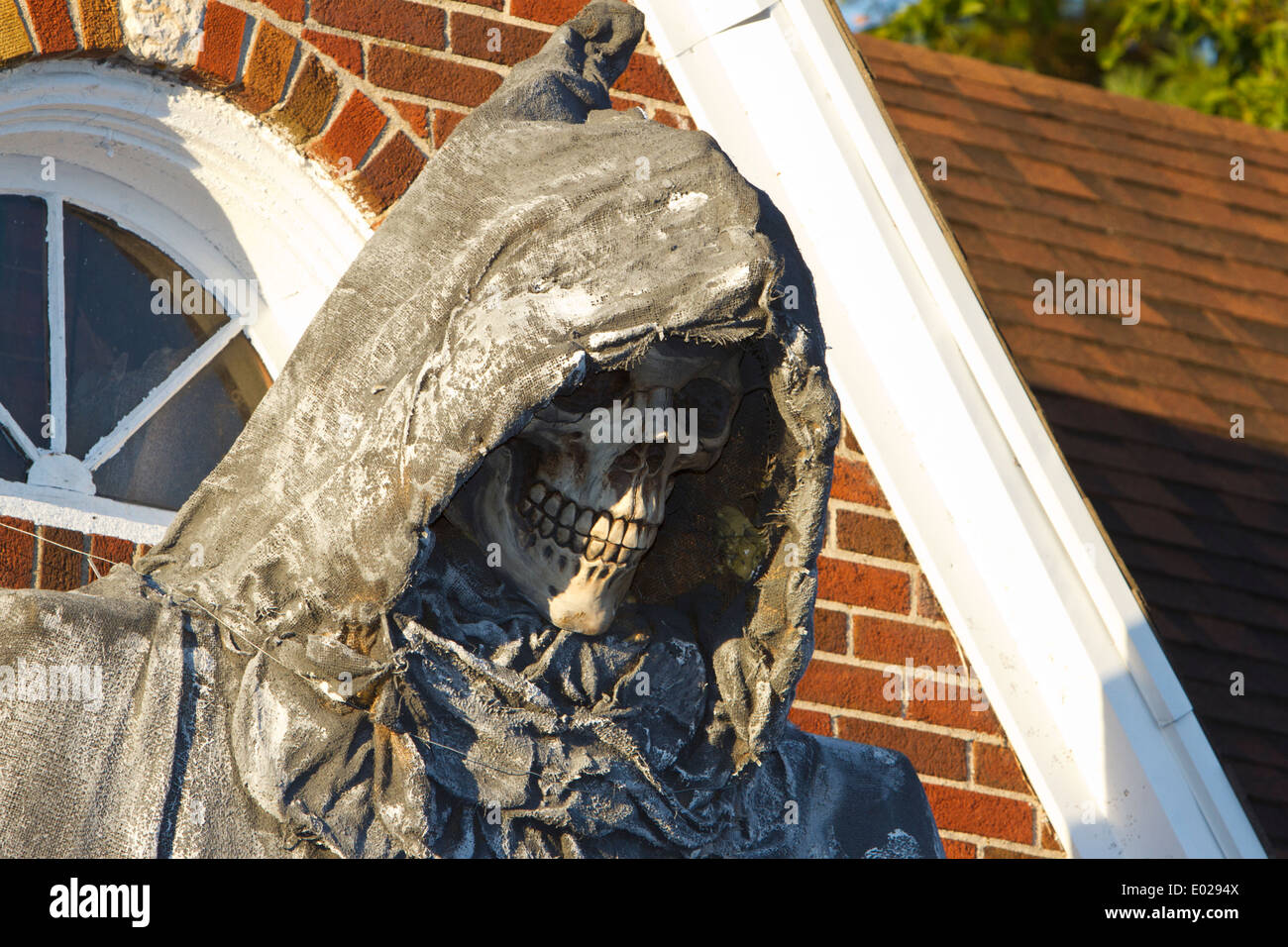 Mit Kapuze Skelett vor einem Haus Stockfoto