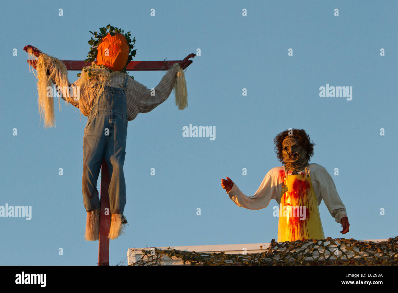 Kürbis Mann und Zombie Frau auf Dach (Halloween-Dekoration) Stockfoto
