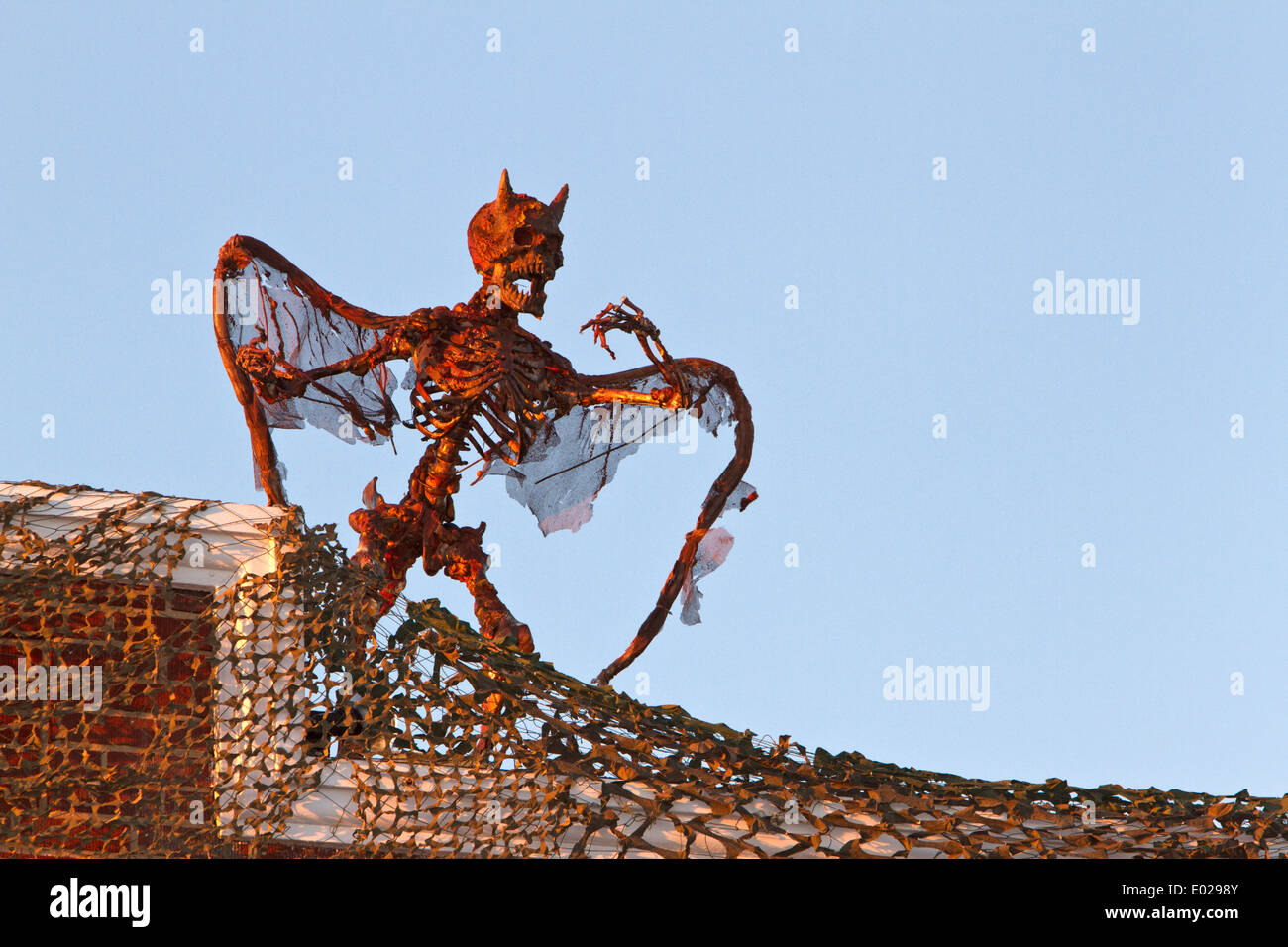 Dämon auf dem Dach (Halloween-Dekoration) Stockfoto
